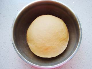 6、葡萄干红糖欧包,和成面团后，盖上保鲜膜放置温暖处发酵至两倍大。（一次发酵大约需90分钟）