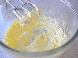 2、咖啡曲奇,电动打蛋器打发蓬松