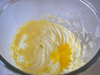 3、咖啡曲奇,分三次加入鸡蛋液，每次都要打发均匀