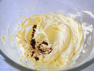 4、咖啡曲奇,分三次加入咖啡液