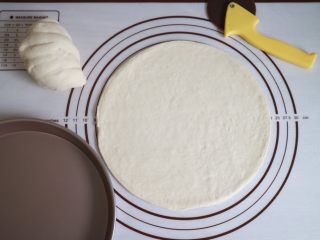 7、培根火腿鲜虾披萨,然后用披萨刀沿着模具切掉多余的面团