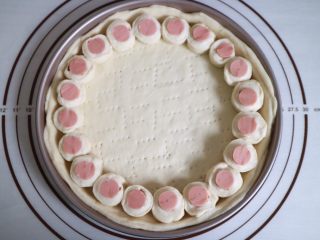 10、培根火腿鲜虾披萨,沿着模具摆一圈