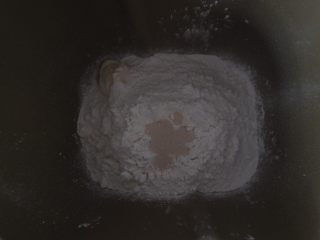 1、汉堡热狗,先将除了黄油以外的面包胚材料 全部倒入面包机内，选择和面键