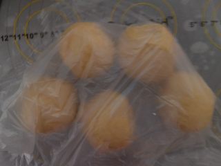 4、汉堡热狗,发酵好的面包 取出排气揉匀，分成五个面团，滚圆后 盖上保鲜膜静置15分钟