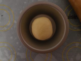 8、汉堡热狗,收成一个圆形后 放在汉堡模具中