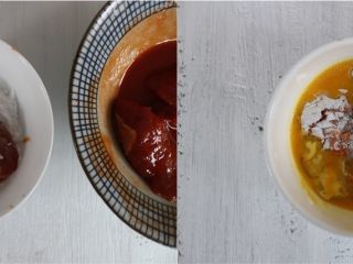 12、汉堡热狗,腌制好的猪肉放在生粉里裹一圈，然后在放到蛋液碗里裹一圈