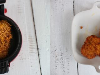 14、汉堡热狗,然后将裹满面包糠的猪肉放在里面监考。（所以肉一定要切的稍微薄点，比较容易熟），烤好的肉取出放在盘子里备用