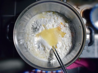 5、奶香葡萄干小面包（电饭锅版）,加入白糖、植物油、盐，倒入融化了酵母粉的牛奶。