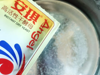 1、荠菜鲜肉馅饼,30度左右的温水中放入白糖、酵母粉