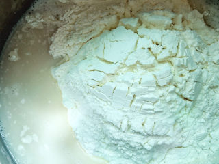 3、荠菜鲜肉馅饼,加入面粉