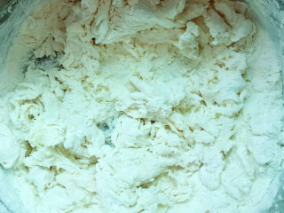 4、荠菜鲜肉馅饼,用筷子搅拌成絮状