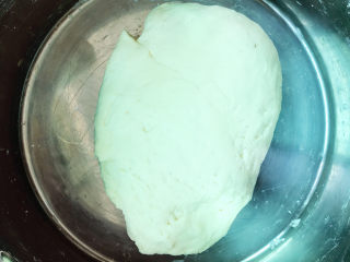 5、荠菜鲜肉馅饼,揉成光滑的面团放在温暖的地方进行发酵