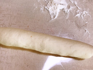 7、荠菜鲜肉馅饼,然后揉成圆条