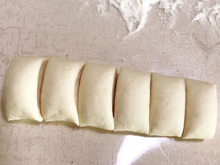 8、荠菜鲜肉馅饼,切成差不多大小的剂子