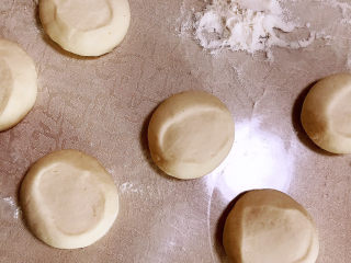 9、荠菜鲜肉馅饼,压扁