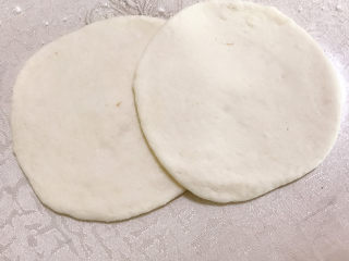 10、荠菜鲜肉馅饼,擀成圆皮