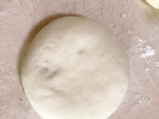 13、荠菜鲜肉馅饼,将收口向下轻轻压扁