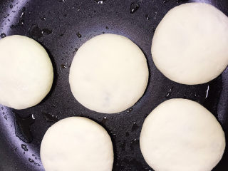 15、荠菜鲜肉馅饼,放入做好的饼