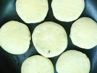 16、荠菜鲜肉馅饼,小火煎黄后翻面继续煎