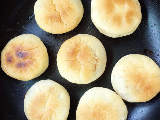 17、荠菜鲜肉馅饼,煎至两面金黄即可