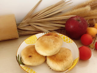 18、荠菜鲜肉馅饼,装盘食用。