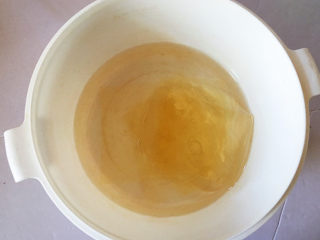 3、红豆抹茶巧克力慕斯,将吉利丁片用冷水泡软备用。