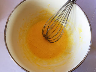 4、红豆抹茶巧克力慕斯,一次冲入两个蛋黄中,快速搅拌到微微发白,这一步是用开水给蛋黄杀菌,蛋黄的作用是给慕斯起到柔滑,如果在慕斯中不加入蛋黄,口感会差很多的。