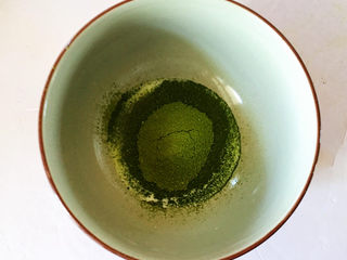 5、红豆抹茶巧克力慕斯,抹茶粉过筛到碗中。