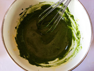 7、红豆抹茶巧克力慕斯,把抹茶液体倒入蛋黄中搅匀即可。