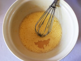 8、红豆抹茶巧克力慕斯,加入炼乳搅匀。