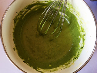 11、红豆抹茶巧克力慕斯,把135克的淡奶油加入抹茶蛋黄液中,拌匀。