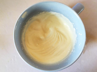 10、红豆抹茶巧克力慕斯,将抹茶慕斯和炼乳慕斯中的165克淡奶油打发至六分发,柔滑的程度。