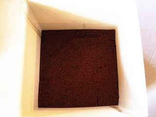 17、红豆抹茶巧克力慕斯,覆盖另一片蛋糕,刷糖酒液,加蜜豆,然后倒入炼乳慕斯液,冷冻凝固后,取出打入余下的抹茶慕斯,放入冰箱冷冻两小时以上。