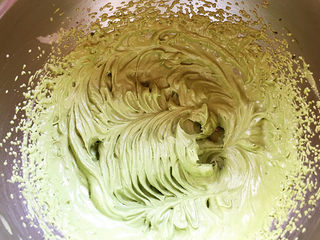 18、红豆抹茶巧克力慕斯,将抹茶粉和糖粉加入淡奶油中打发至裱花状态。