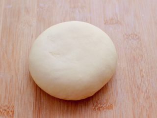 4、奶香小花朵馒头,把静置好的面团，用手反复揉搓成光滑细腻的面团。