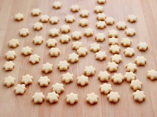 7、奶香小花朵馒头,依次压好所有的小花朵面胚后。