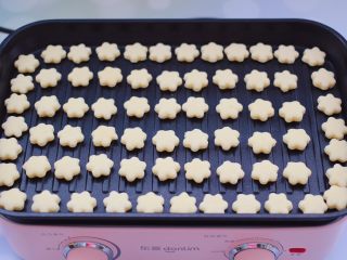 10、奶香小花朵馒头,把小花朵面胚，全部均匀的码放在平底锅里。