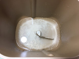 1、红糖花朵馒头,先加将酵母倒入水中进行融化。