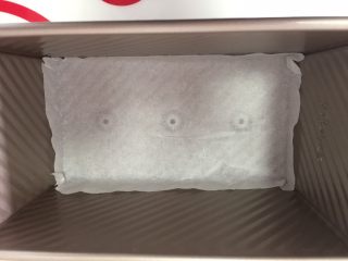 1、快手椰油巧克力酱香蕉蛋糕,因为找不到专用的方形蛋糕模…用了吐司模，所以在地下垫了油纸