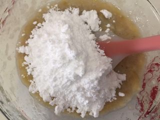 3、快手椰油巧克力酱香蕉蛋糕,放入糖粉