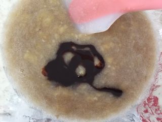 5、快手椰油巧克力酱香蕉蛋糕,放入巧克力酱，搅拌均匀