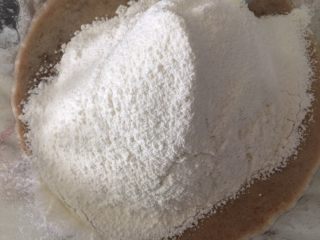 9、快手椰油巧克力酱香蕉蛋糕,筛入低筋粉