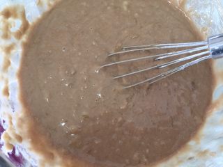 10、快手椰油巧克力酱香蕉蛋糕,搅拌至无粉状