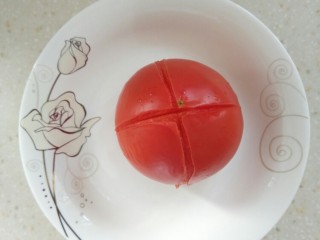 2、番茄蘑菇意面,番茄用刀划十字，放到蒸锅里蒸一下，然后扒去皮