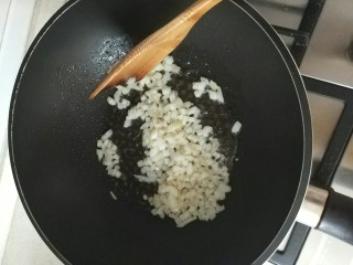 8、番茄蘑菇意面,起锅放少许油，倒入洋葱丁翻炒，加入适量黑胡椒粉，盐