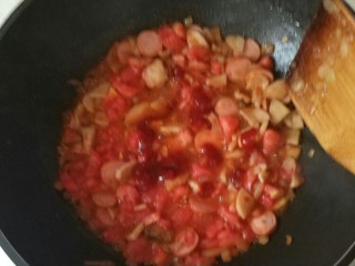 11、番茄蘑菇意面,然后倒入番茄丁，加入番茄酱，糖（根据个人喜好添加）