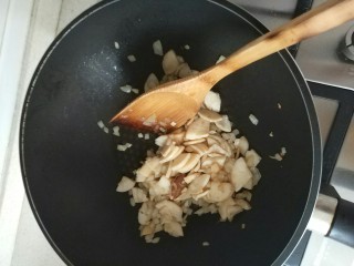 9、番茄蘑菇意面,加入蘑菇翻炒