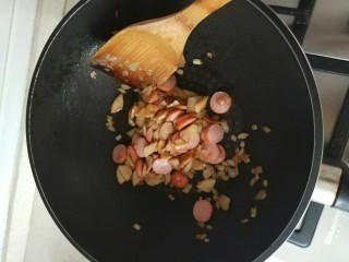 10、番茄蘑菇意面,再加入香肠翻炒