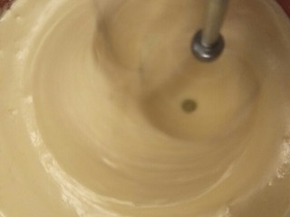 6、卡仕达长崎杯子蛋糕, 其实只要温度到位的话全蛋也是很好打发的。