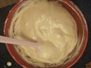 9、卡仕达长崎杯子蛋糕,刮刀慢慢翻拌均匀。